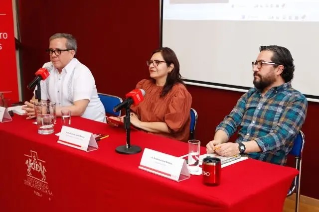 De izquierda a derecha: Mtro. Conrado Zepeda Miramontes, SJ; Dra. Nadia Castillo Romero y Dr. Guillermo Yrizar Barbosa